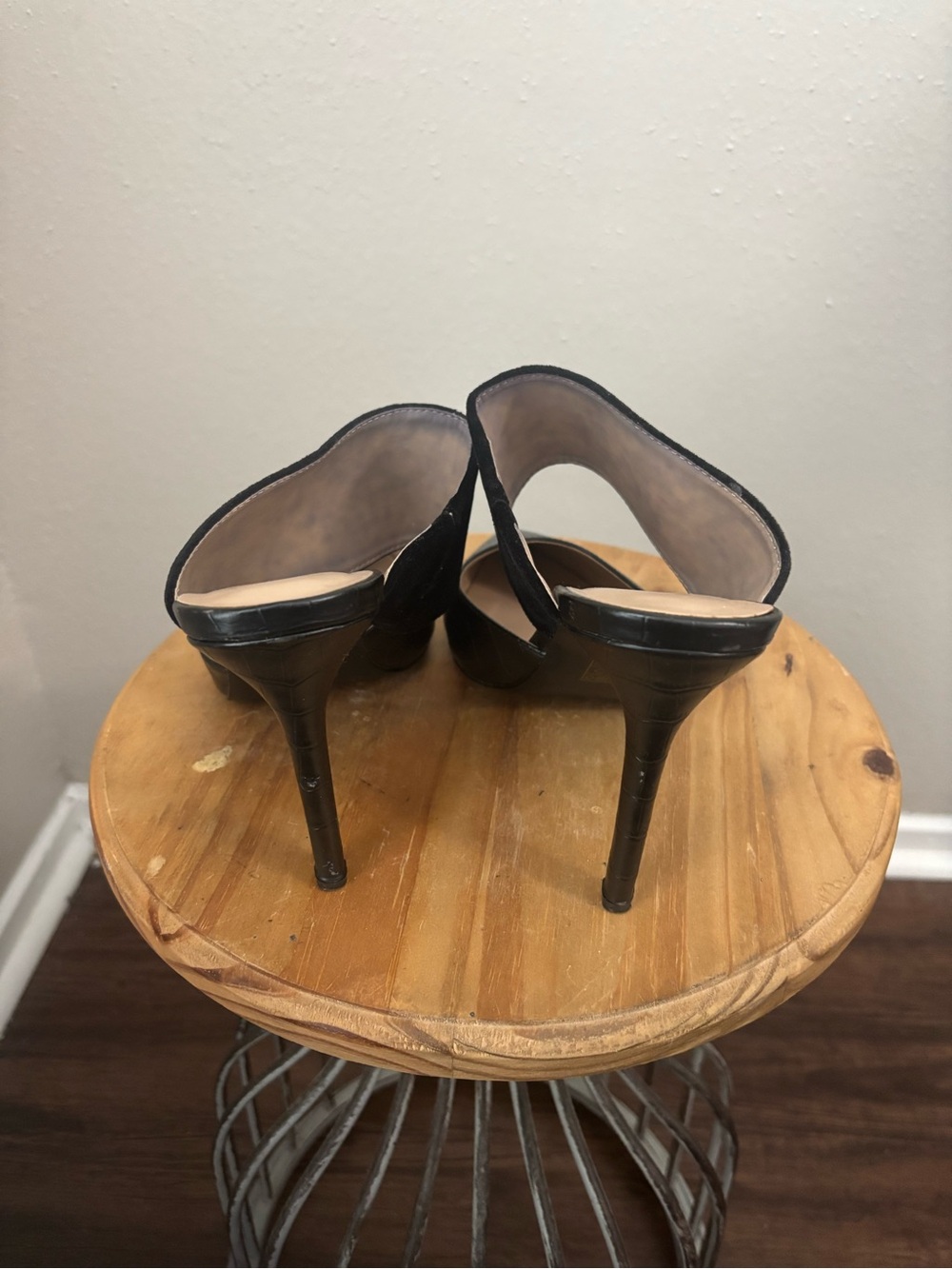 Journee Collection Black Croc-Embossed Pointed Mule Heels with Wide Strap - Picture 2 of 3